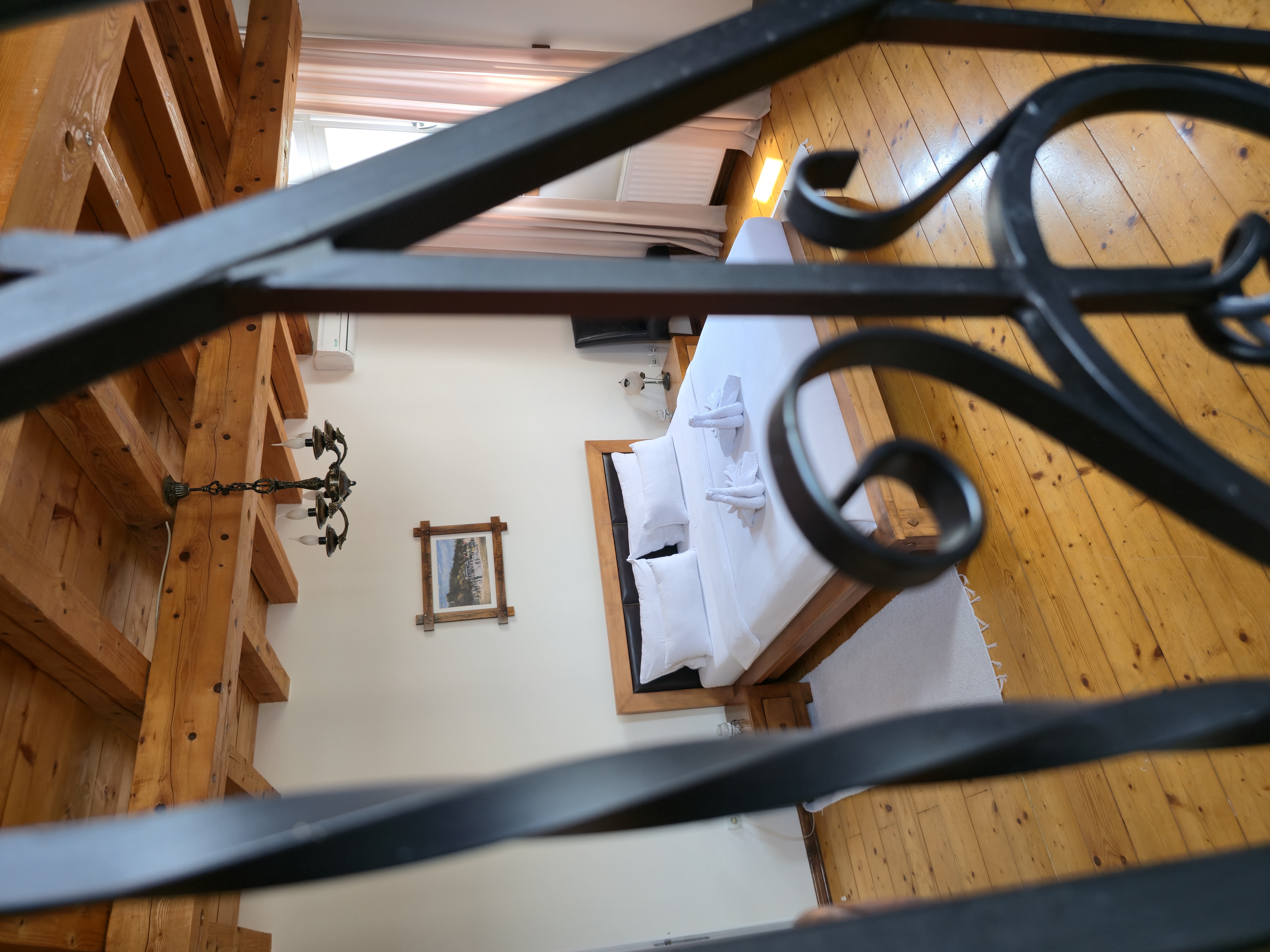 Pogled kroz kovanu ogradu na sobu